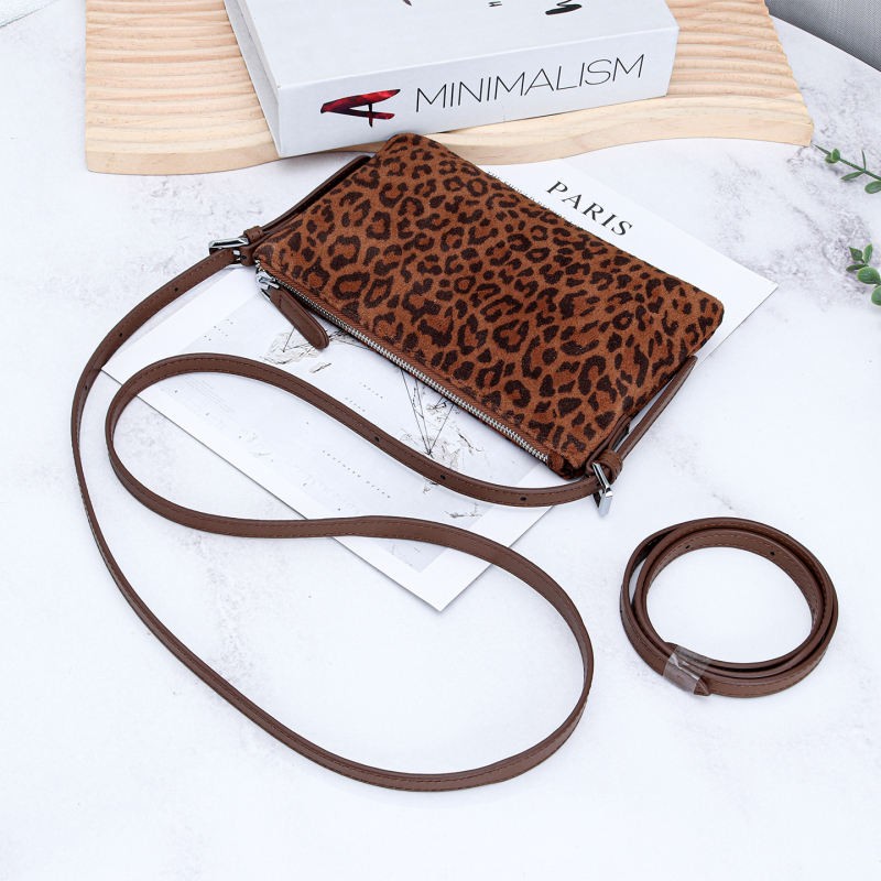 Kožna torba preko ramena s leopard uzorkom, od prve sloje teleće kože, horizontalni kvadratni oblik, zatvaranje na zip, unutarnji džepovi: zip, džep za telefon, dokumente, model Yt-2338