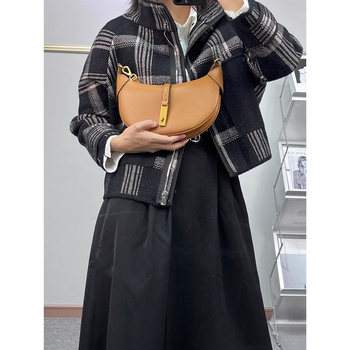 Geantă din piele naturală, formă semilună-sadelă, unisex, închidere cu fermoar, căptușeală poliester