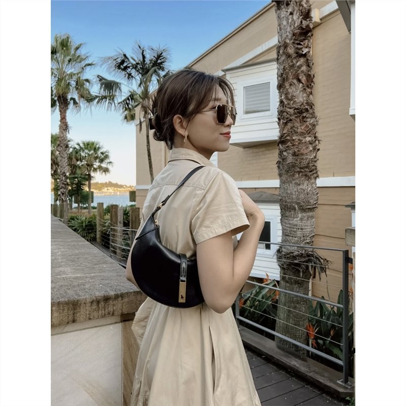 Geantă din piele naturală, formă semilună-sadelă, unisex, închidere cu fermoar, căptușeală poliester