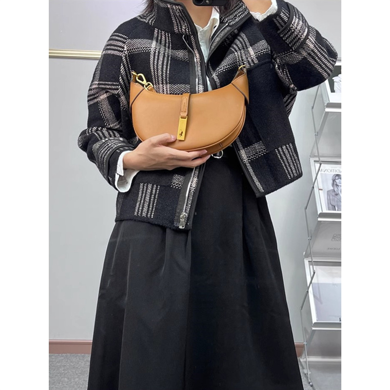 Geantă din piele naturală, formă semilună-sadelă, unisex, închidere cu fermoar, căptușeală poliester