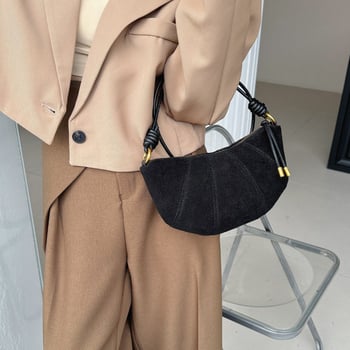 Crossbody torba od prave kože, oblik knedle, gradski minimalistički stil, zatvarač; unutarnji džepovi: zip džep, džep za mobitel i kameru.