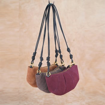 Crossbody torba od prave kože, oblik knedle, gradski minimalistički stil, zatvarač; unutarnji džepovi: zip džep, džep za mobitel i kameru.