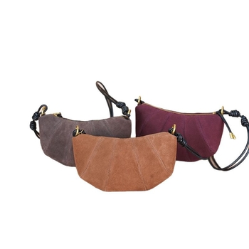 Crossbody torba od prave kože, oblik knedle, gradski minimalistički stil, zatvarač; unutarnji džepovi: zip džep, džep za mobitel i kameru.