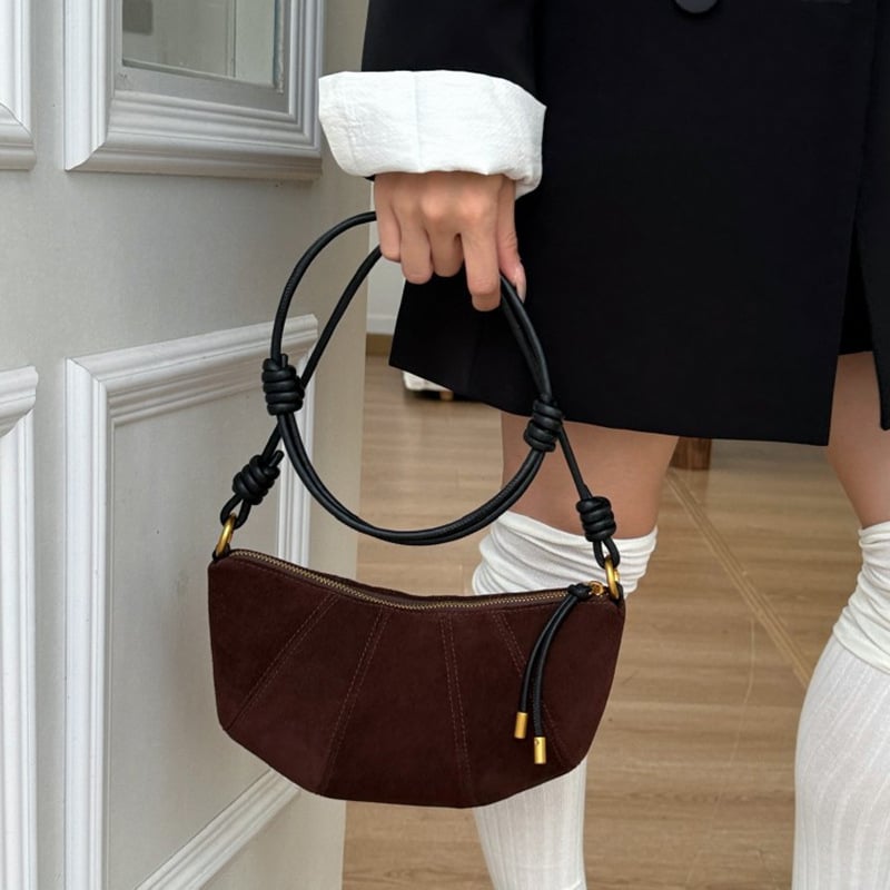 Crossbody torba od prave kože, oblik knedle, gradski minimalistički stil, zatvarač; unutarnji džepovi: zip džep, džep za mobitel i kameru.