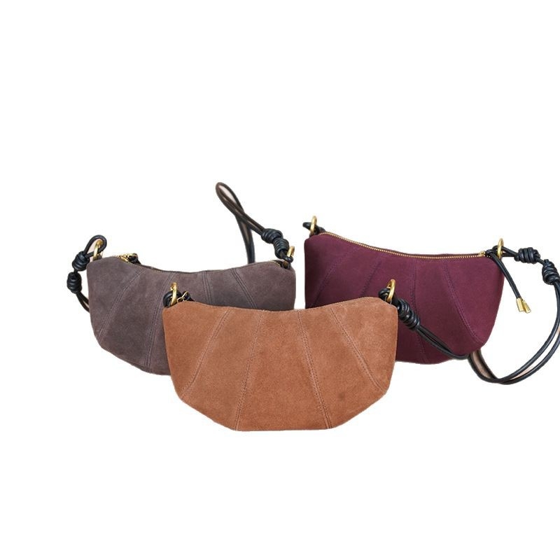 Crossbody torba od prave kože, oblik knedle, gradski minimalistički stil, zatvarač; unutarnji džepovi: zip džep, džep za mobitel i kameru.