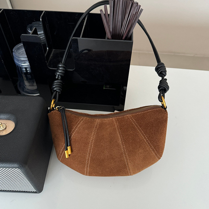Crossbody torba od prave kože, oblik knedle, gradski minimalistički stil, zatvarač; unutarnji džepovi: zip džep, džep za mobitel i kameru.