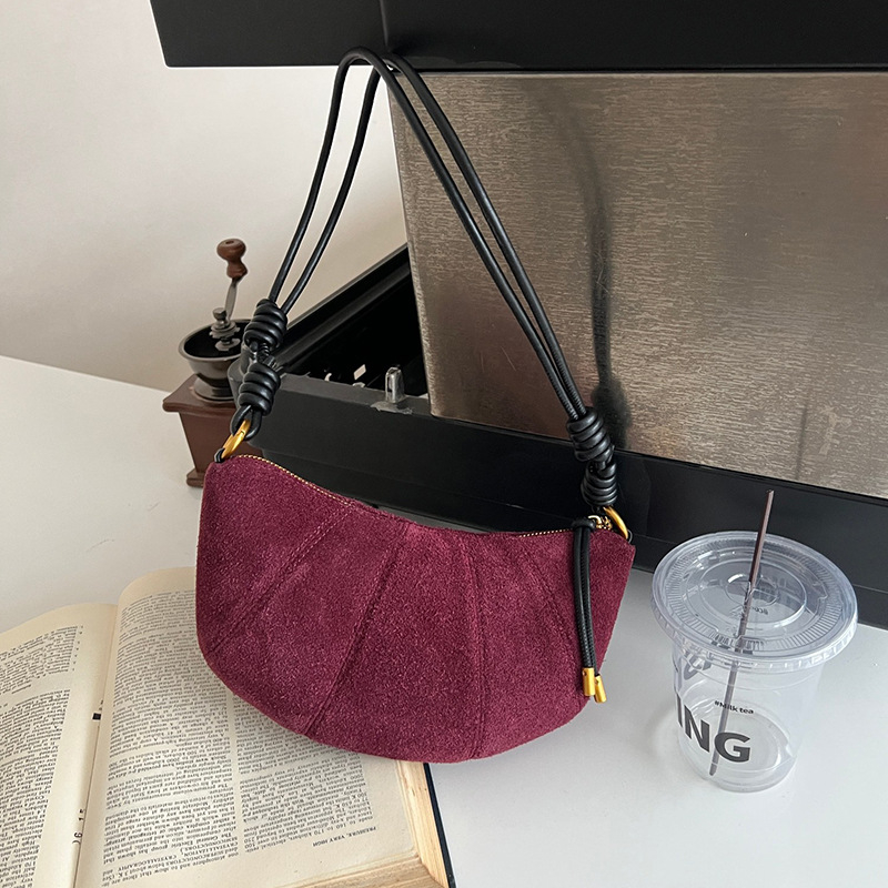 Crossbody torba od prave kože, oblik knedle, gradski minimalistički stil, zatvarač; unutarnji džepovi: zip džep, džep za mobitel i kameru.