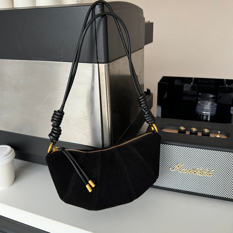Crossbody torba od prave kože, oblik knedle, gradski minimalistički stil, zatvarač; unutarnji džepovi: zip džep, džep za mobitel i kameru.