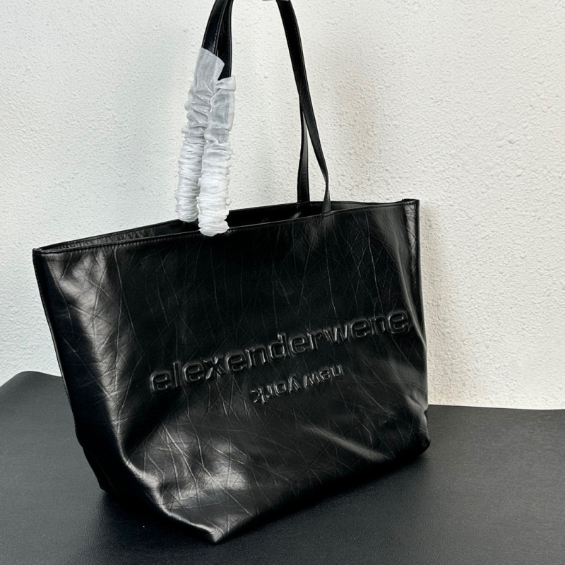 Geantă bucket din piele naturală, cu deschidere deschisă, curele dublu și buzunare interne pentru telefon și laptop