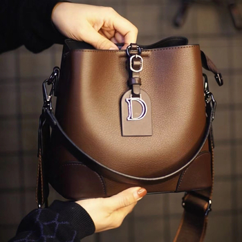 Ženska bucket bag od PU kože, horizontalni kvadratni oblik, zatvaranje na zip, veliki kapacitet, jedna naramenica