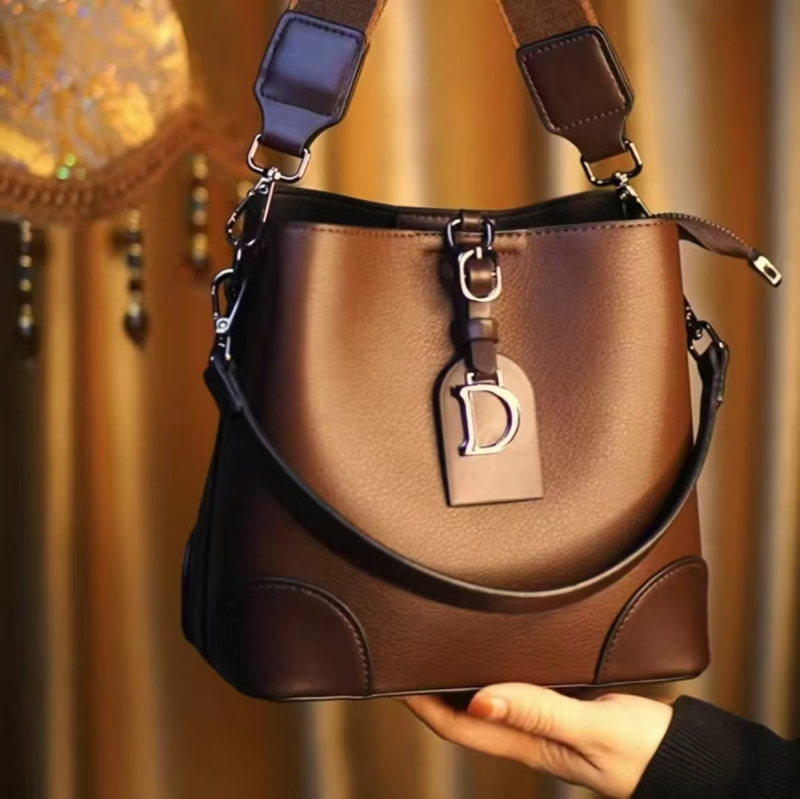 Ženska bucket bag od PU kože, horizontalni kvadratni oblik, zatvaranje na zip, veliki kapacitet, jedna naramenica