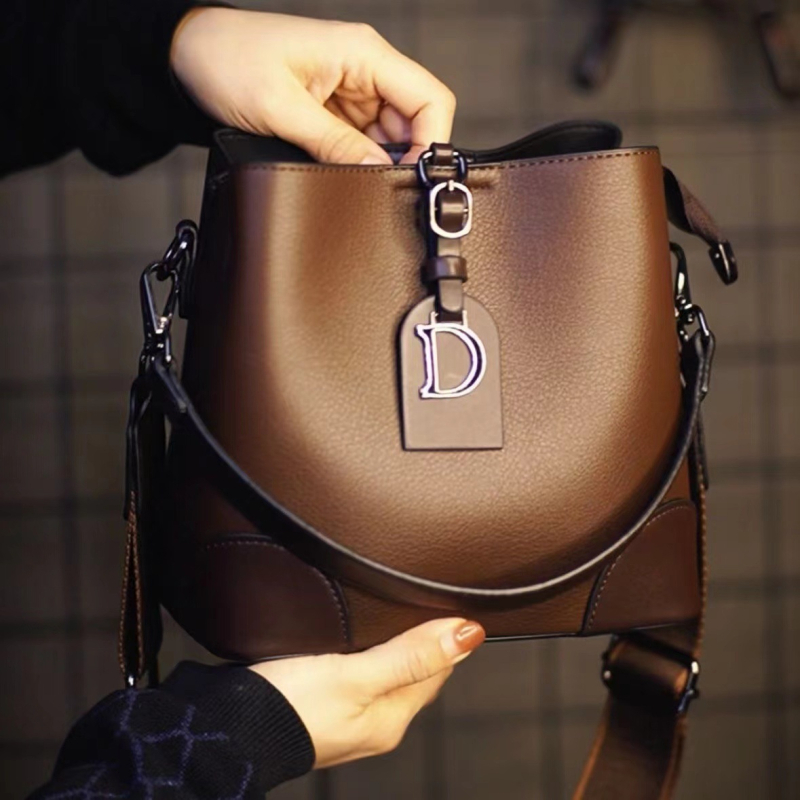 Ženska bucket bag od PU kože, horizontalni kvadratni oblik, zatvaranje na zip, veliki kapacitet, jedna naramenica