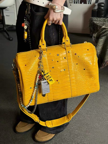Crossbody torba od PU kože s krokodil teksturom i kamenčićima, kutijast oblik, zatvaranje zipom, mekana konstrukcija, ljeto 2025 izdanje