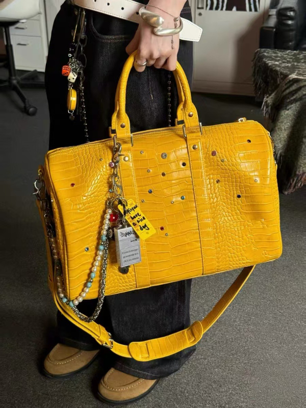 Crossbody torba od PU kože s krokodil teksturom i kamenčićima, kutijast oblik, zatvaranje zipom, mekana konstrukcija, ljeto 2025 izdanje