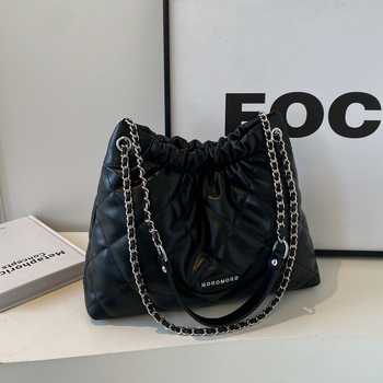 Geantă de tip găleată cu curea din lanț, PU material, stil urban minimalist, design cu capac, buzunar cu fermoar și buzunar pentru telefon