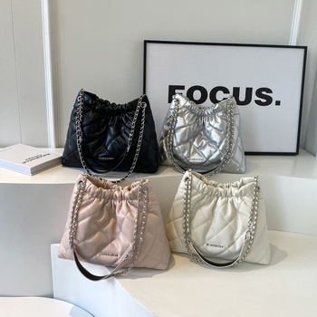 Geantă de tip găleată cu curea din lanț, PU material, stil urban minimalist, design cu capac, buzunar cu fermoar și buzunar pentru telefon