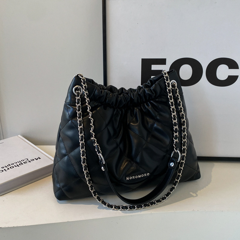 Geantă de tip găleată cu curea din lanț, PU material, stil urban minimalist, design cu capac, buzunar cu fermoar și buzunar pentru telefon