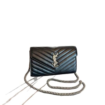 PU bőrhatású vízszintes négyszögletes táska kapcsos záródással és láncos vállpánttal, belső zsebek telefonhoz és dokumentumokhoz