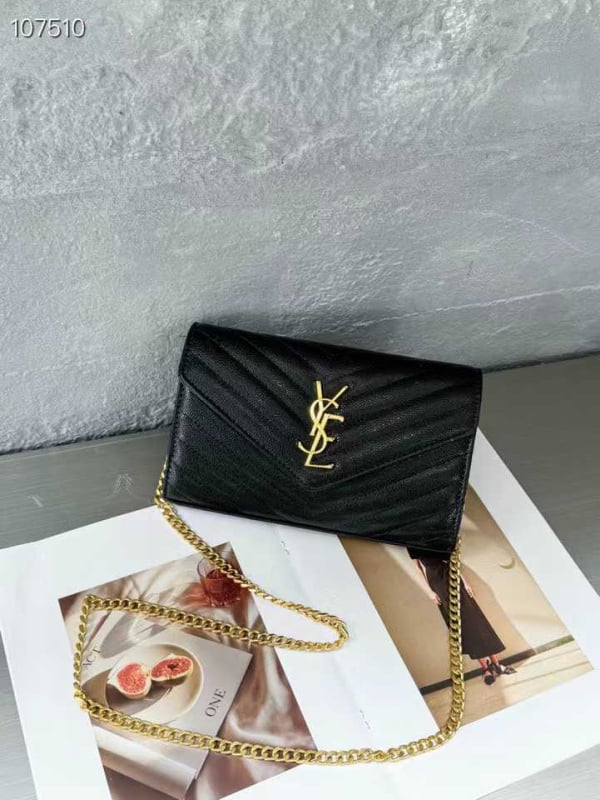 PU bőrhatású vízszintes négyszögletes táska kapcsos záródással és láncos vállpánttal, belső zsebek telefonhoz és dokumentumokhoz