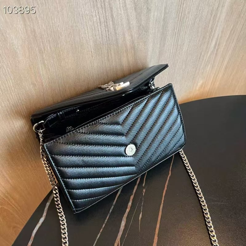 PU bőrhatású vízszintes négyszögletes táska kapcsos záródással és láncos vállpánttal, belső zsebek telefonhoz és dokumentumokhoz