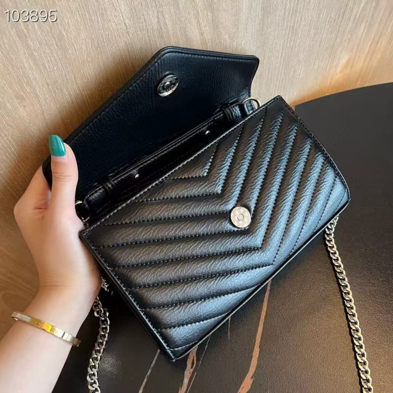 PU bőrhatású vízszintes négyszögletes táska kapcsos záródással és láncos vállpánttal, belső zsebek telefonhoz és dokumentumokhoz