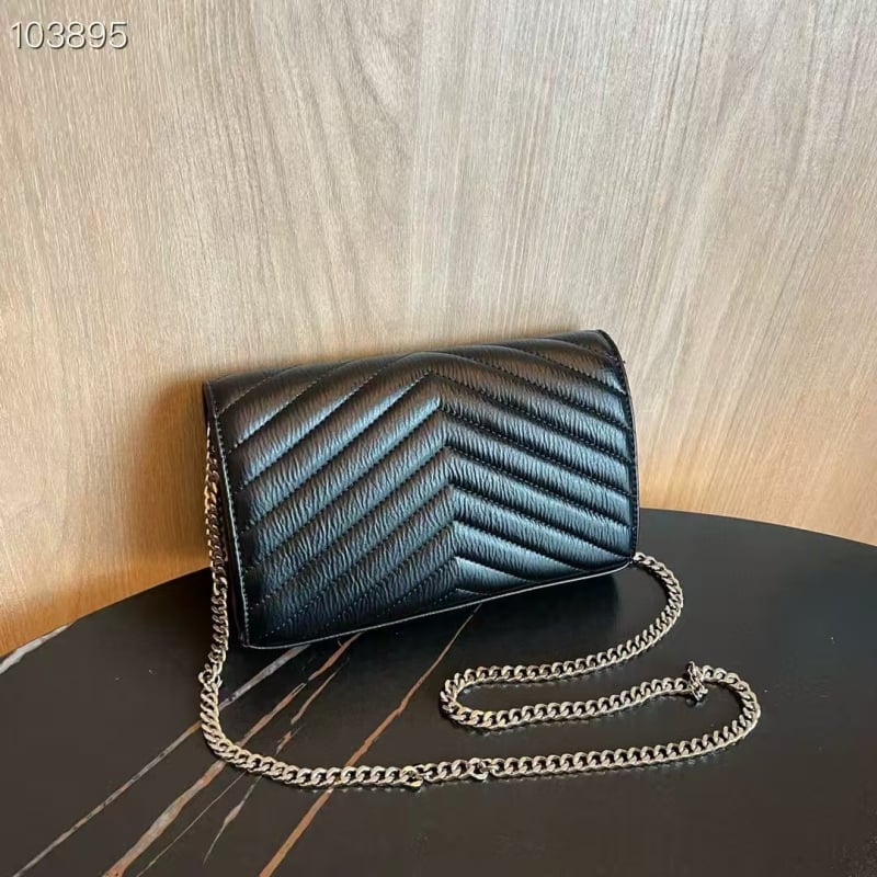 PU bőrhatású vízszintes négyszögletes táska kapcsos záródással és láncos vállpánttal, belső zsebek telefonhoz és dokumentumokhoz