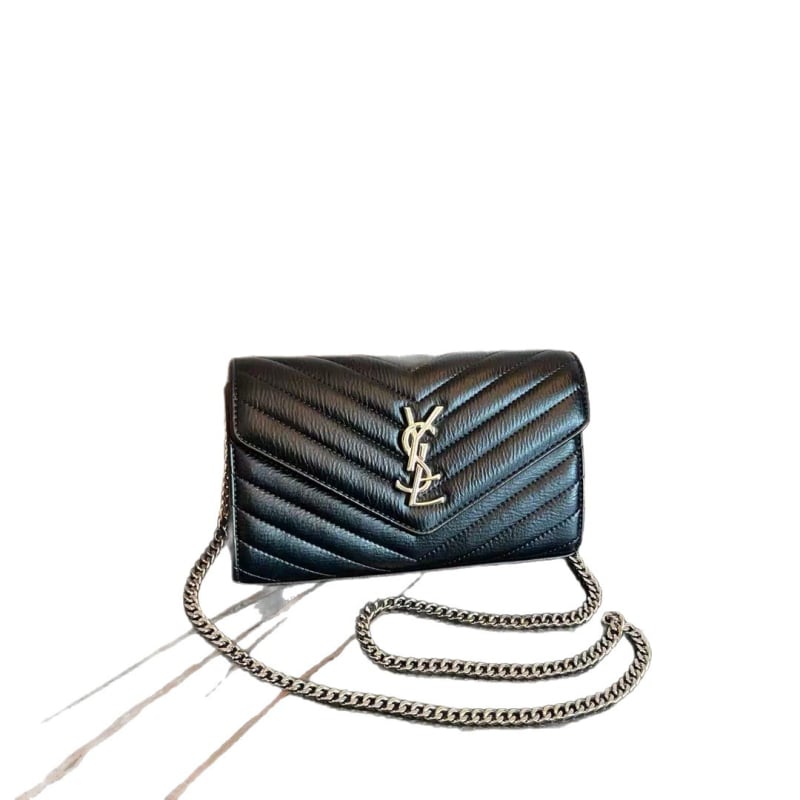 PU bőrhatású vízszintes négyszögletes táska kapcsos záródással és láncos vállpánttal, belső zsebek telefonhoz és dokumentumokhoz