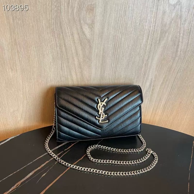 PU bőrhatású vízszintes négyszögletes táska kapcsos záródással és láncos vállpánttal, belső zsebek telefonhoz és dokumentumokhoz