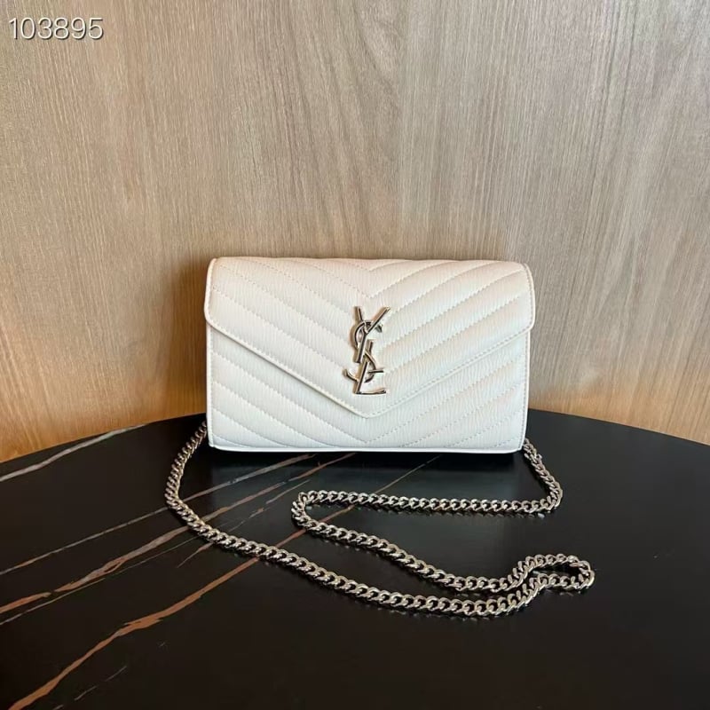 PU bőrhatású vízszintes négyszögletes táska kapcsos záródással és láncos vállpánttal, belső zsebek telefonhoz és dokumentumokhoz