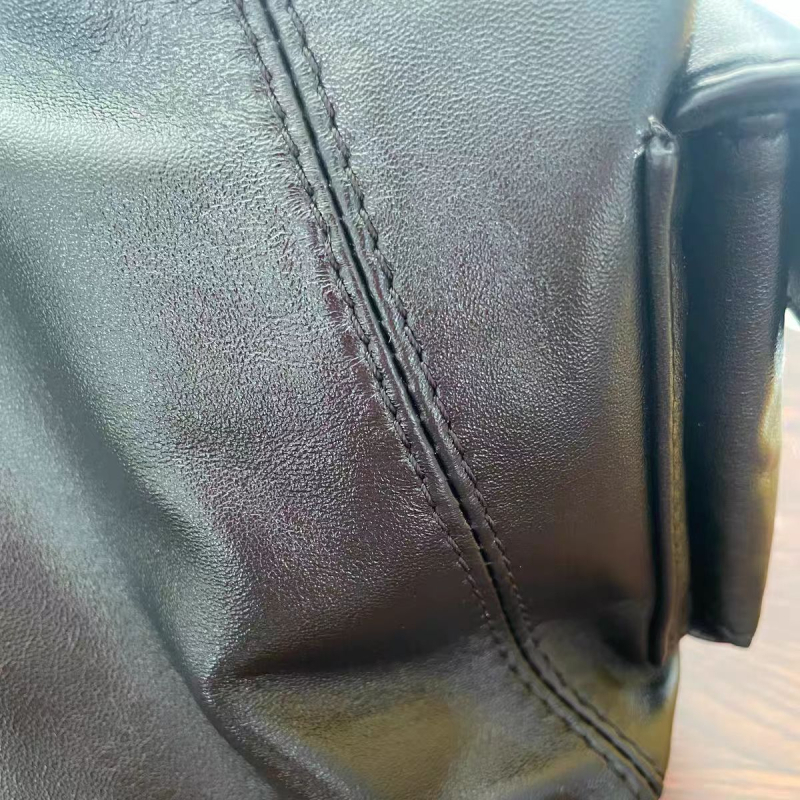 Tote torba od kože janjeta s unutarnjim džepom sa zatvaračem, postava od kože janjeta, magnetsko zatvaranje i dvostruki remen za rame