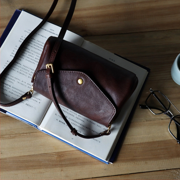 Geantă pentru femei din piele naturală (strat superior de piele de vițel) – formă mică pătrată, orizontală, închidere cu fermoar, buzunare interioare pentru telefon, ID și buzunar cu fermoar.