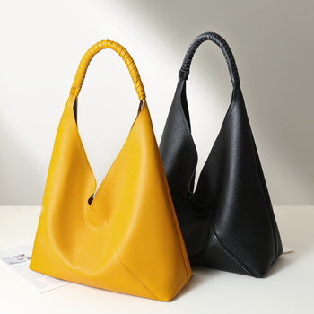 Moterų tote rankinė iš pirmosios kokybės galvijų odos; vidinis odinis pamušalas; vertikalus kvadrato siluetas; užtrauktukas; vidiniai kišenės (užtrauktuko kišenė, telefono kišenė)