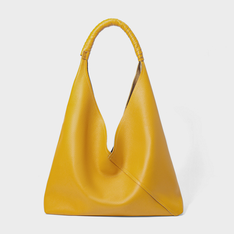 Moterų tote rankinė iš pirmosios kokybės galvijų odos; vidinis odinis pamušalas; vertikalus kvadrato siluetas; užtrauktukas; vidiniai kišenės (užtrauktuko kišenė, telefono kišenė)