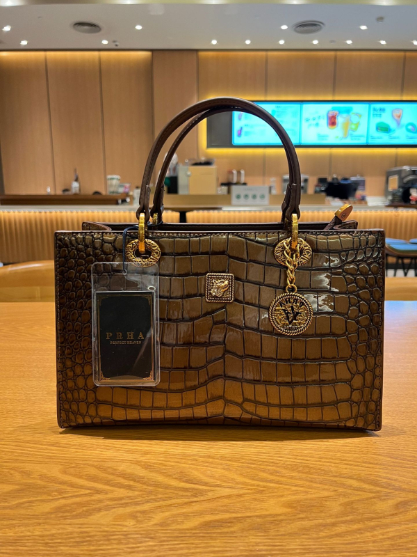Crossbody torba od mješovitih materijala, vodoravni kvadratni oblik, zatvaranje na zip, poliester podstava, jedan remen, unutarnja džepa, Proljeće 2025