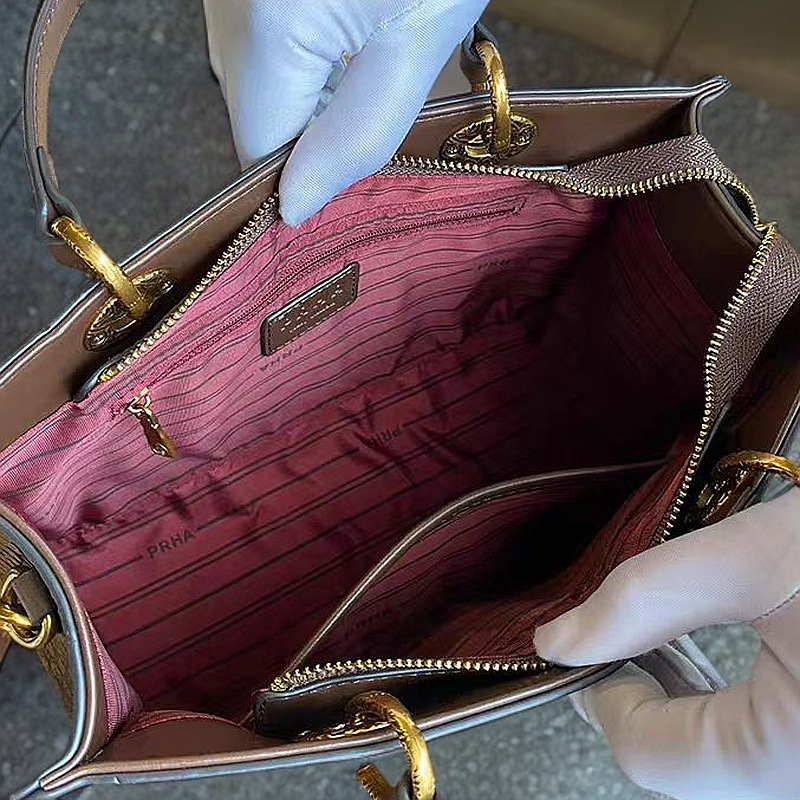 Crossbody torba od mješovitih materijala, vodoravni kvadratni oblik, zatvaranje na zip, poliester podstava, jedan remen, unutarnja džepa, Proljeće 2025