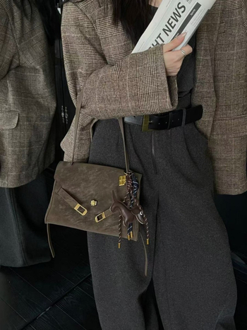 Ženska kožna crossbody torba s kvadratnim oblikom, zimska 2025, svakodnevna upotreba; materijal: prava koža; podstava: prava koža; otvaranje: poklopac; unutarnja struktura: laminirani džep