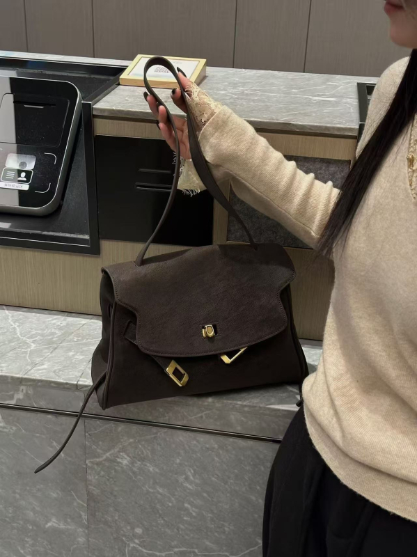 Ženska kožna crossbody torba s kvadratnim oblikom, zimska 2025, svakodnevna upotreba; materijal: prava koža; podstava: prava koža; otvaranje: poklopac; unutarnja struktura: laminirani džep