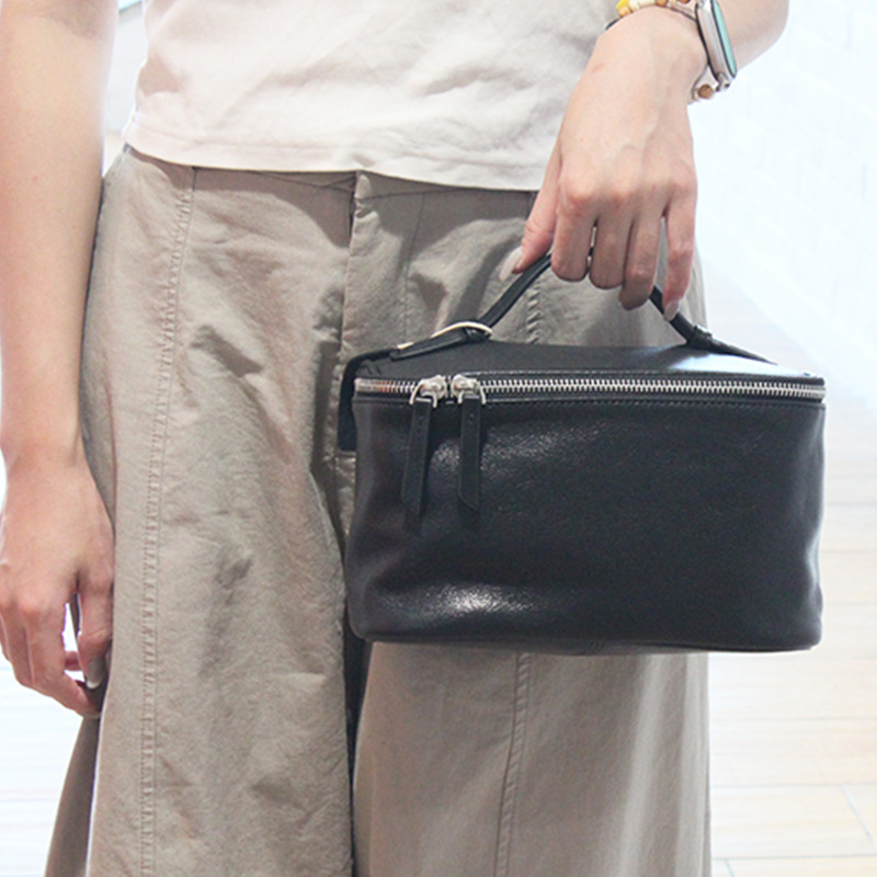 Kosmetinė rankinė iš odos pirmosios kokybės, dėžutės formos, užtrauktukas, vidus iš poliesterio-pamuko, didelis talpa