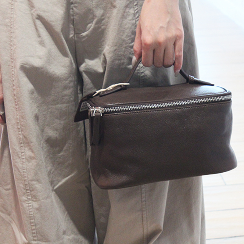 Kosmetinė rankinė iš odos pirmosios kokybės, dėžutės formos, užtrauktukas, vidus iš poliesterio-pamuko, didelis talpa