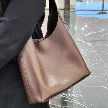 Torbica tote od prave kože, vertikalno kvadratnog oblika, unutarnji džep za dokumente, podstava od sintetičke kože, jednodijelni naramenica, gradski minimalistički stil
