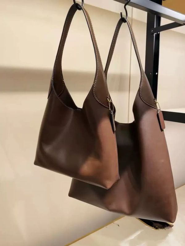 Torbica tote od prave kože, vertikalno kvadratnog oblika, unutarnji džep za dokumente, podstava od sintetičke kože, jednodijelni naramenica, gradski minimalistički stil