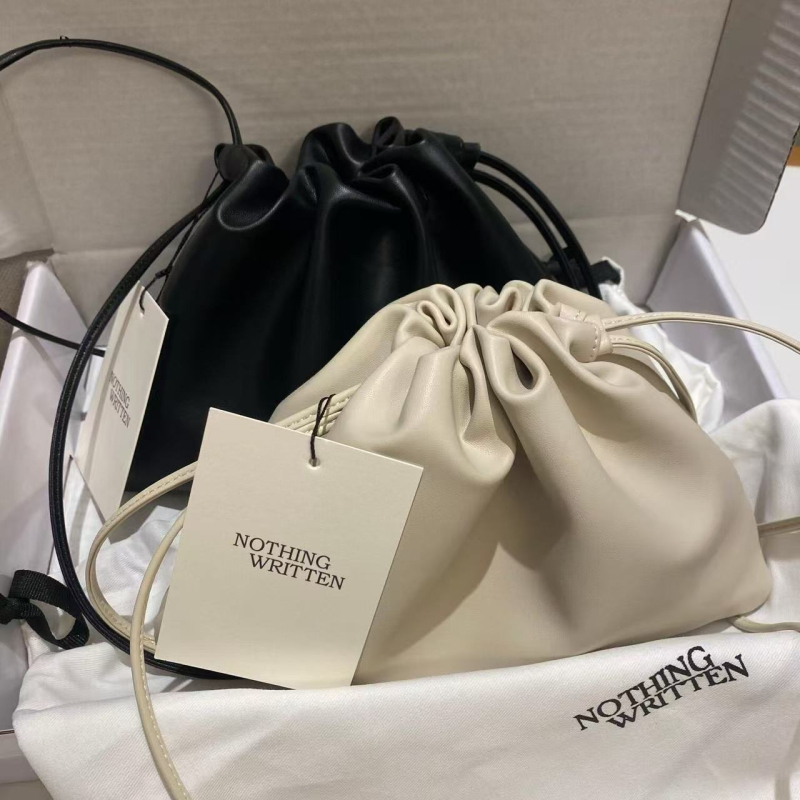 Torba preko ramena od prave kože, unisex stil, sa šnimrom i plisiranim detaljem, podstava od super vlakana, brend 001, proljeće 2024