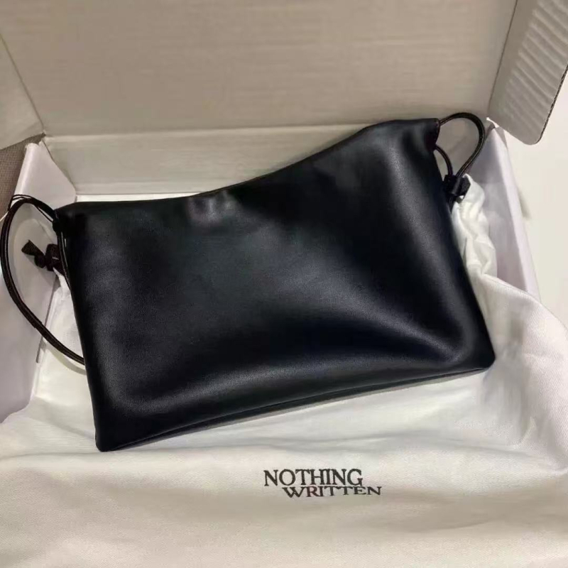 Torba preko ramena od prave kože, unisex stil, sa šnimrom i plisiranim detaljem, podstava od super vlakana, brend 001, proljeće 2024