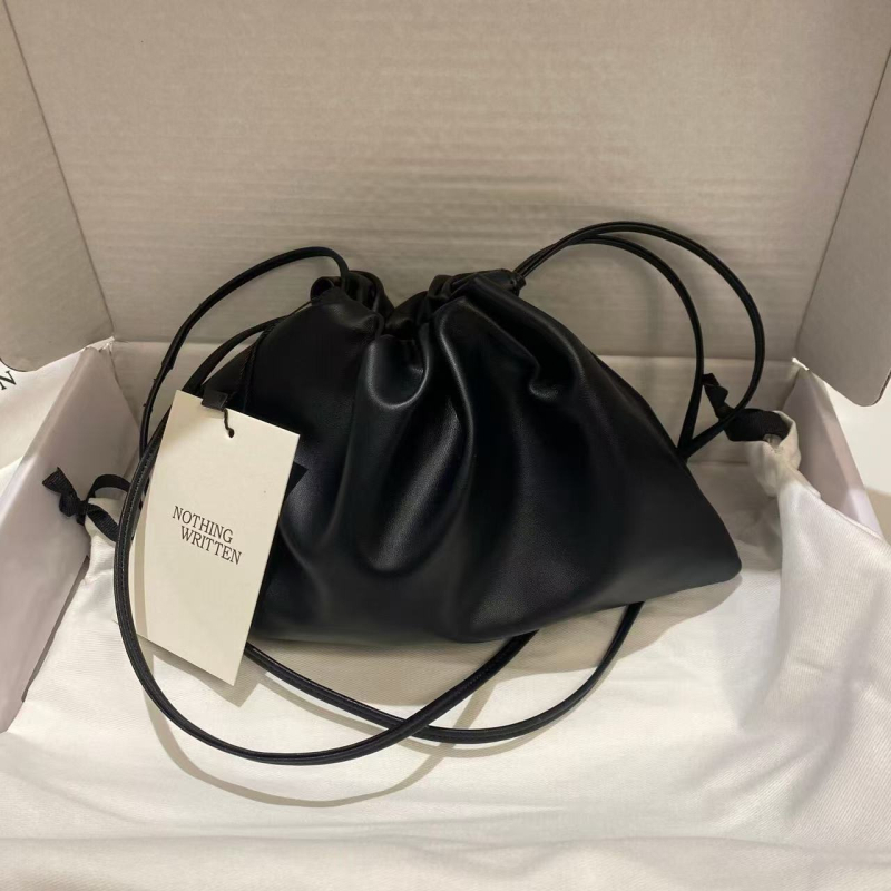 Torba preko ramena od prave kože, unisex stil, sa šnimrom i plisiranim detaljem, podstava od super vlakana, brend 001, proljeće 2024
