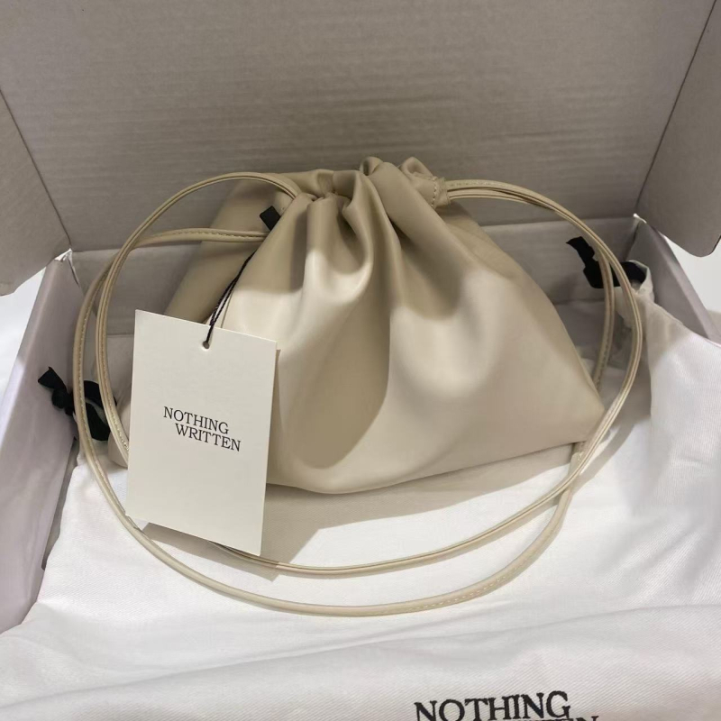 Torba preko ramena od prave kože, unisex stil, sa šnimrom i plisiranim detaljem, podstava od super vlakana, brend 001, proljeće 2024