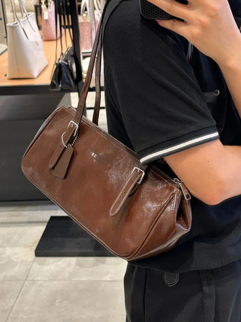 Kou obitelj Asher kožna bowling torba baguette, uljem obrađena koža, vintage dizajn, torba za rame i ručna torba, gradski retro stil, proljeće 2025