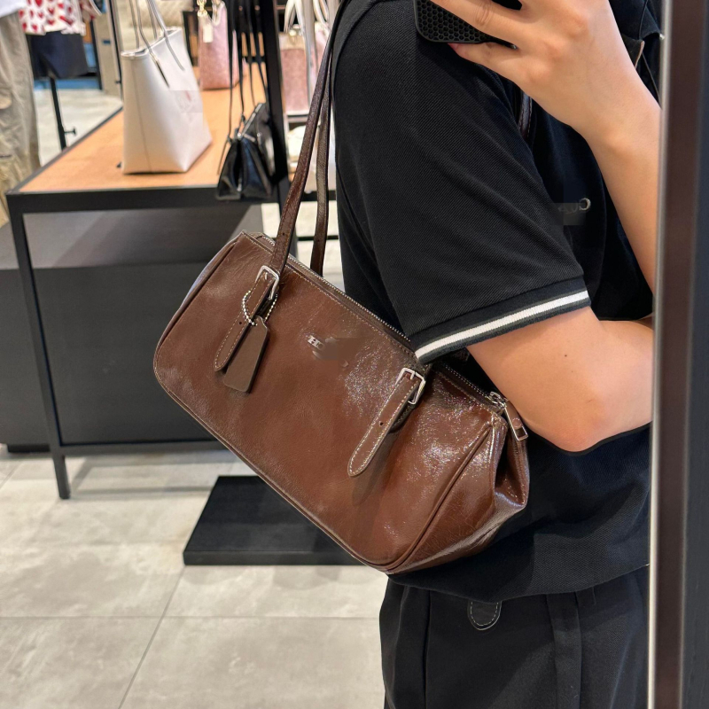 Kou obitelj Asher kožna bowling torba baguette, uljem obrađena koža, vintage dizajn, torba za rame i ručna torba, gradski retro stil, proljeće 2025