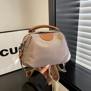 Ženska crossbody torba od Oxford platna, lagana s velikim kapacitetom, višeslojna unutarnja organizacija, zatvara se zipom, unutarnji džepovi za telefon, ID i džep na zip, jedna naramenica