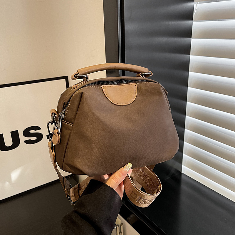 Ženska crossbody torba od Oxford platna, lagana s velikim kapacitetom, višeslojna unutarnja organizacija, zatvara se zipom, unutarnji džepovi za telefon, ID i džep na zip, jedna naramenica