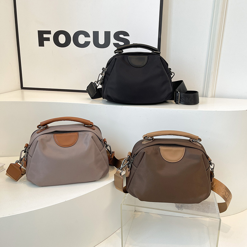 Ženska crossbody torba od Oxford platna, lagana s velikim kapacitetom, višeslojna unutarnja organizacija, zatvara se zipom, unutarnji džepovi za telefon, ID i džep na zip, jedna naramenica